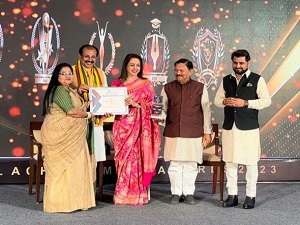 global-woman-achievement-awards-2003-by-hemamalni1